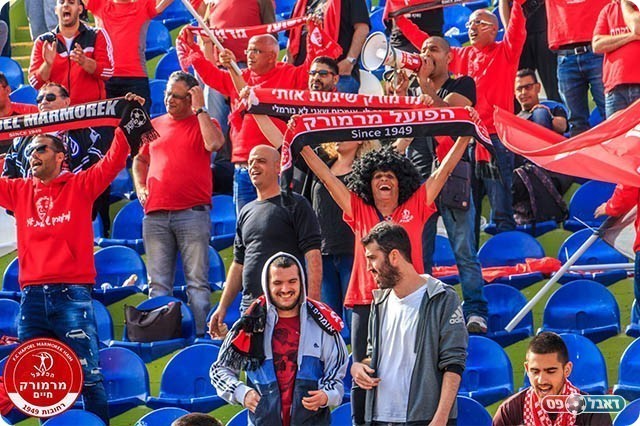 הקהל האדום ביציע בדימונה (יוסי סוריק)